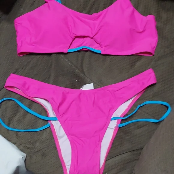 Bikini - Picture 2 of 7